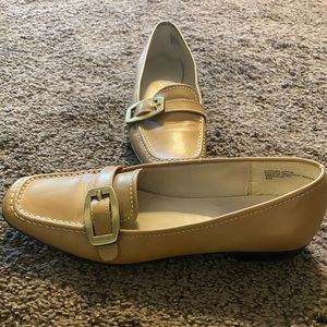 Cherokee Beige Flats